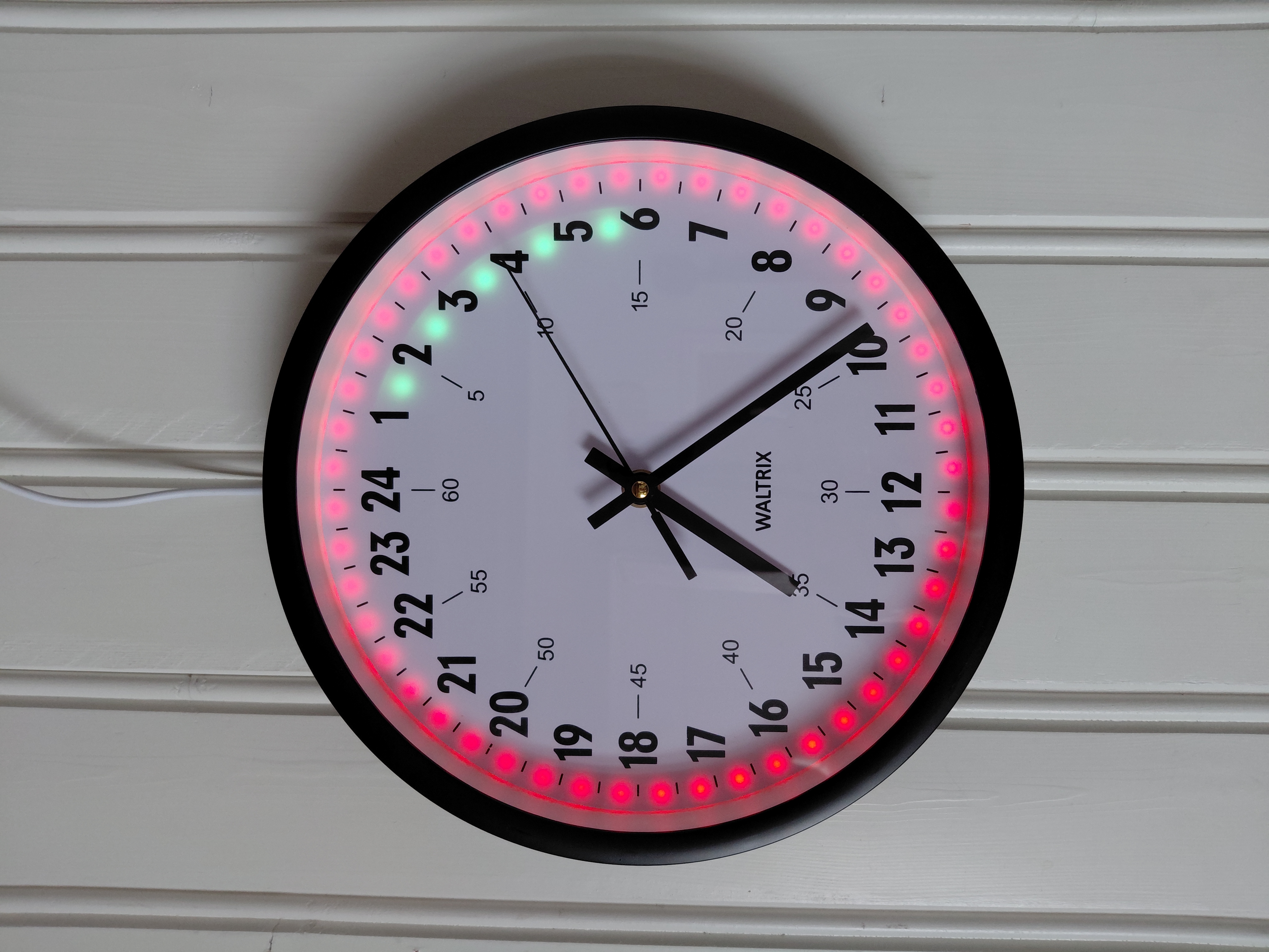 24 tunnin kello on ohjelmoitu kertomaan pörssisähkön hintatasoista. Viime aikoina taulu on hohkanut punaisena.  