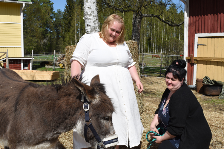 Kankaan tilan talliporukan lomamatka oli Sannamari Kankaalle (vas.) ja Jessica Tanskaselle niin rankka kokemus, että siitä toipuminen vie aikaa. Matkan hopeareunukseksi naiset kokevat, että yhteisen koettelemuksen myötä talliporukka on tiiviimpi kuin koskaan.