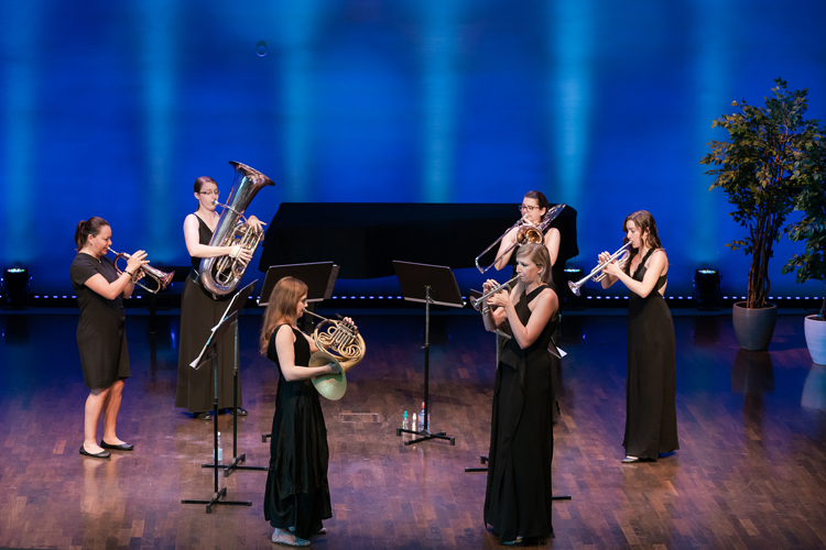 Klassisesta ja vähän viihteellisemmästäkin musiikista pääse nauttimaan kesällä useissa festivaaleissa. Lieksan Vaskiviikolla esiintyy muun muassa yhdysvaltalainen vaskikvintetti Seraph Brass. Kuva: Ilkka Karppanen/Lieksan Vaskiviikko