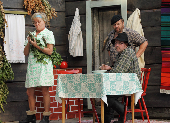 Pohjois-Karjalan kesäteattereissa on monenlaista tarjontaa. Lieksan Teatteri esittää Vuonislahdessa Heikki Turusen Simpauttajaan pohjautuvan uuden teatterisovituksen teoksen 50-vuotisjuhlavuoden kunniaksi. Simpauttajan roolissa nähdään Tapio Kärkkäinen (takana), Kuunona Raimo Nevalainen ja Juulina Kaija Öystilä. Kuva: Taisto Pietilä