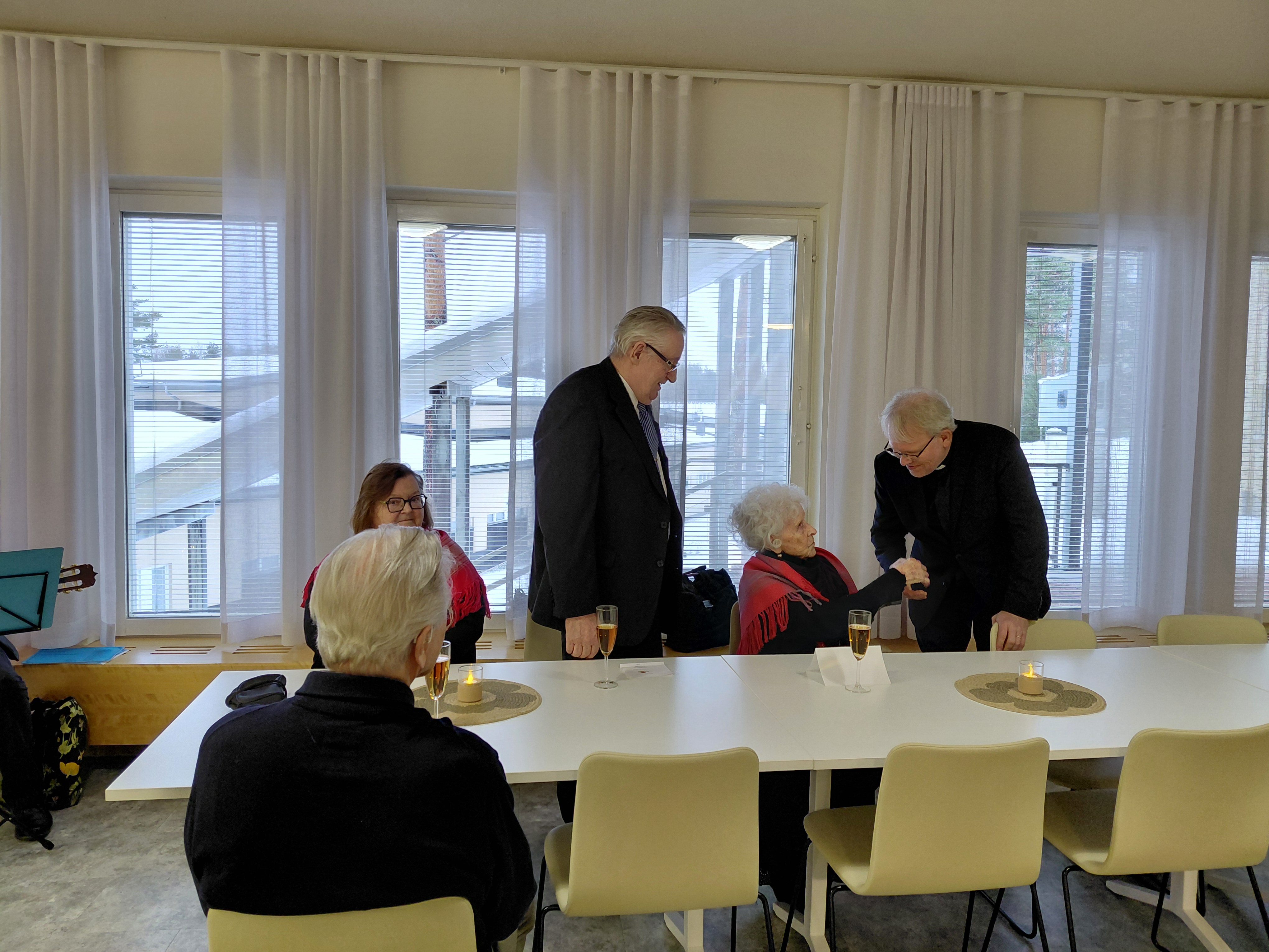 Sinikka Häyristä onnitteli Pekka Pietiäinen ja kirkkoherra Mikko Huhtala.