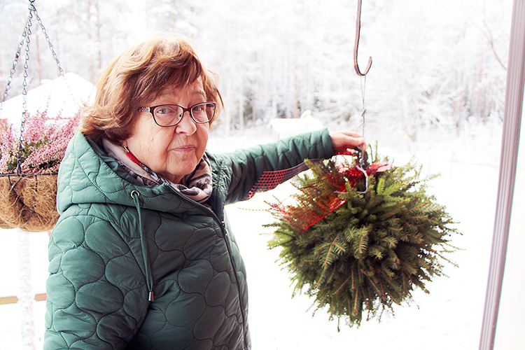 Sirkka Simonen arvelee vievänsä havutyöt Juuan työväentalon myyjäisiin.