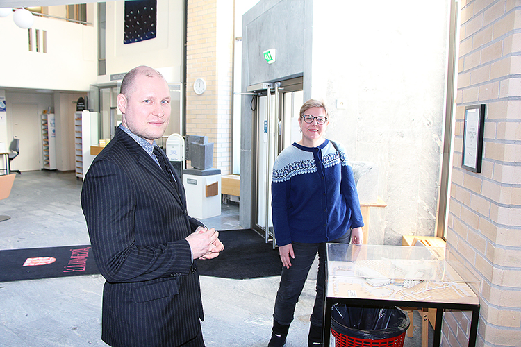 
Kunnanjohtaja Henri Tanskanen esitteli sisäministeri Krista Mikkoselle Juuan kirkonkylän pienoismallia ja Juuan saamaa yrityskuntatunnustusta. 

