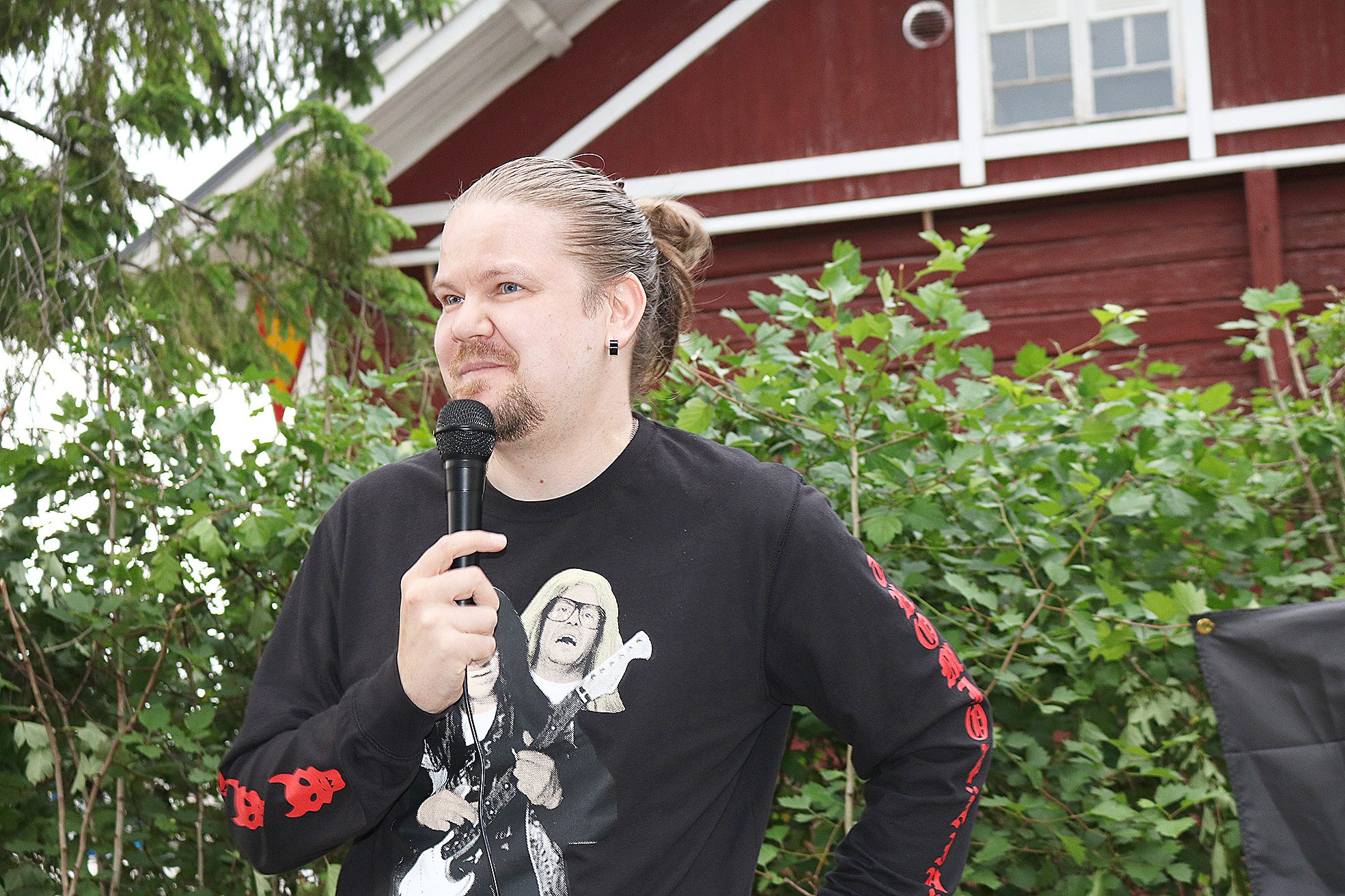 Illan päätti Janne Hyttinen, joka kertoi mummustaan.