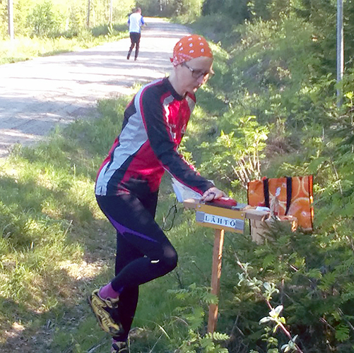 Torstairastit käynnistyvät. Senja Kirjavainen lähdössä metsään Tahkovaaran maisemiin.