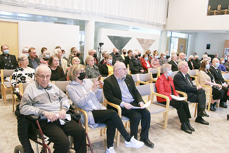 Juuan Sydänyhdistyksen 50-vuotisjuhla kokosi sydänystäviä valtuustosalin täyteen.