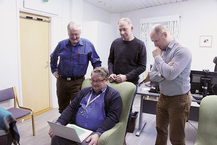 Talousarvio 2024. Ari Koivuselkä (vas.), Lassi Kirjavainen ja Henri Tanskanen tutkivat Ilpo Huurinaisen (edessä) esittelemiä talousarviolukuja, jotka osoittavat ensi vuodelle lähes miljoonan alijäämää.  