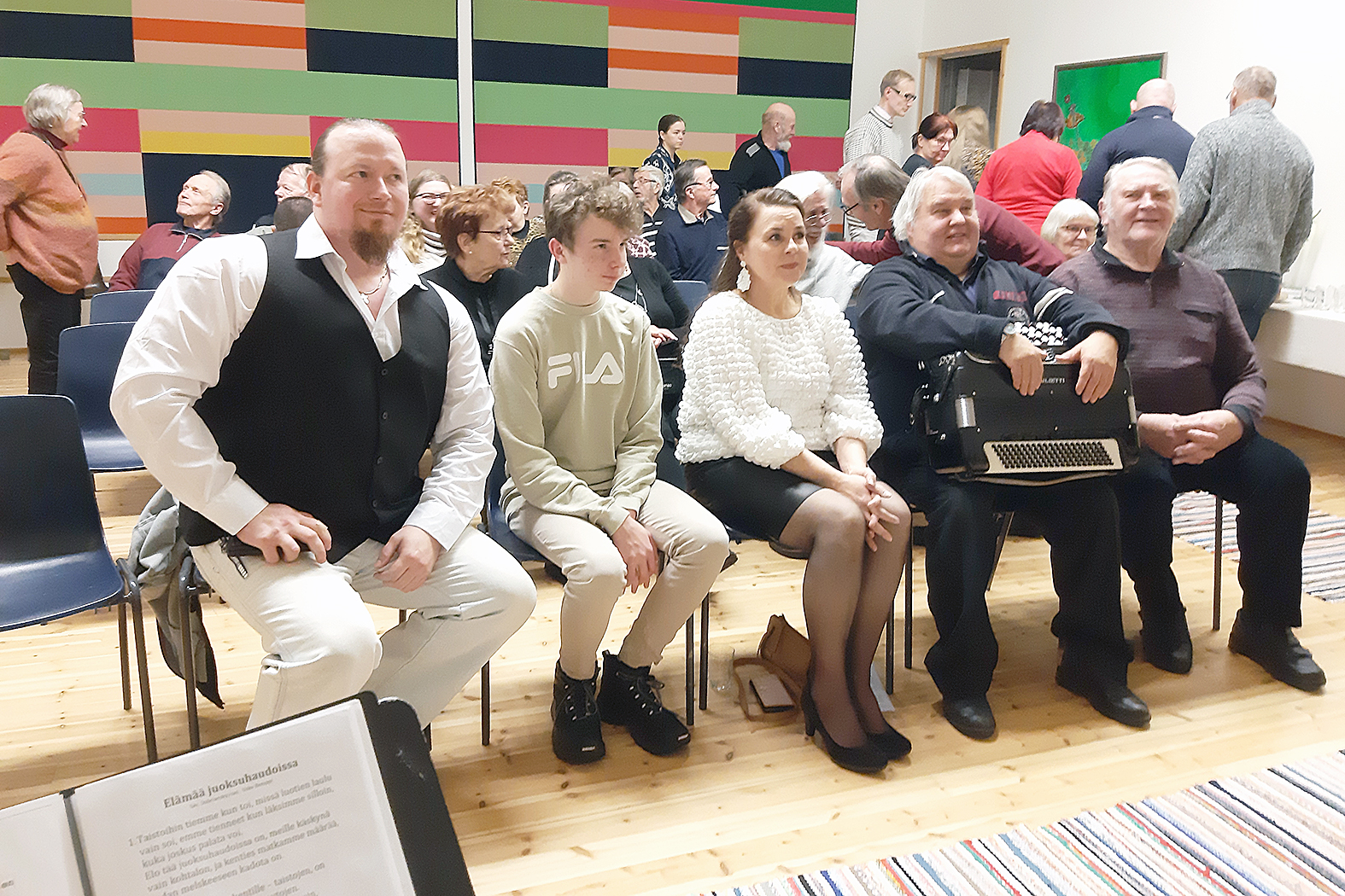 Kuvateksti: Kansalaisopiston oppilaskonsertissa Tuopanjoella esiintyivät Viki Vuokkonen, Henri Hyykky, Minna Harju, Arto Tarkkonen (opettaja) ja Martti Nevalainen.