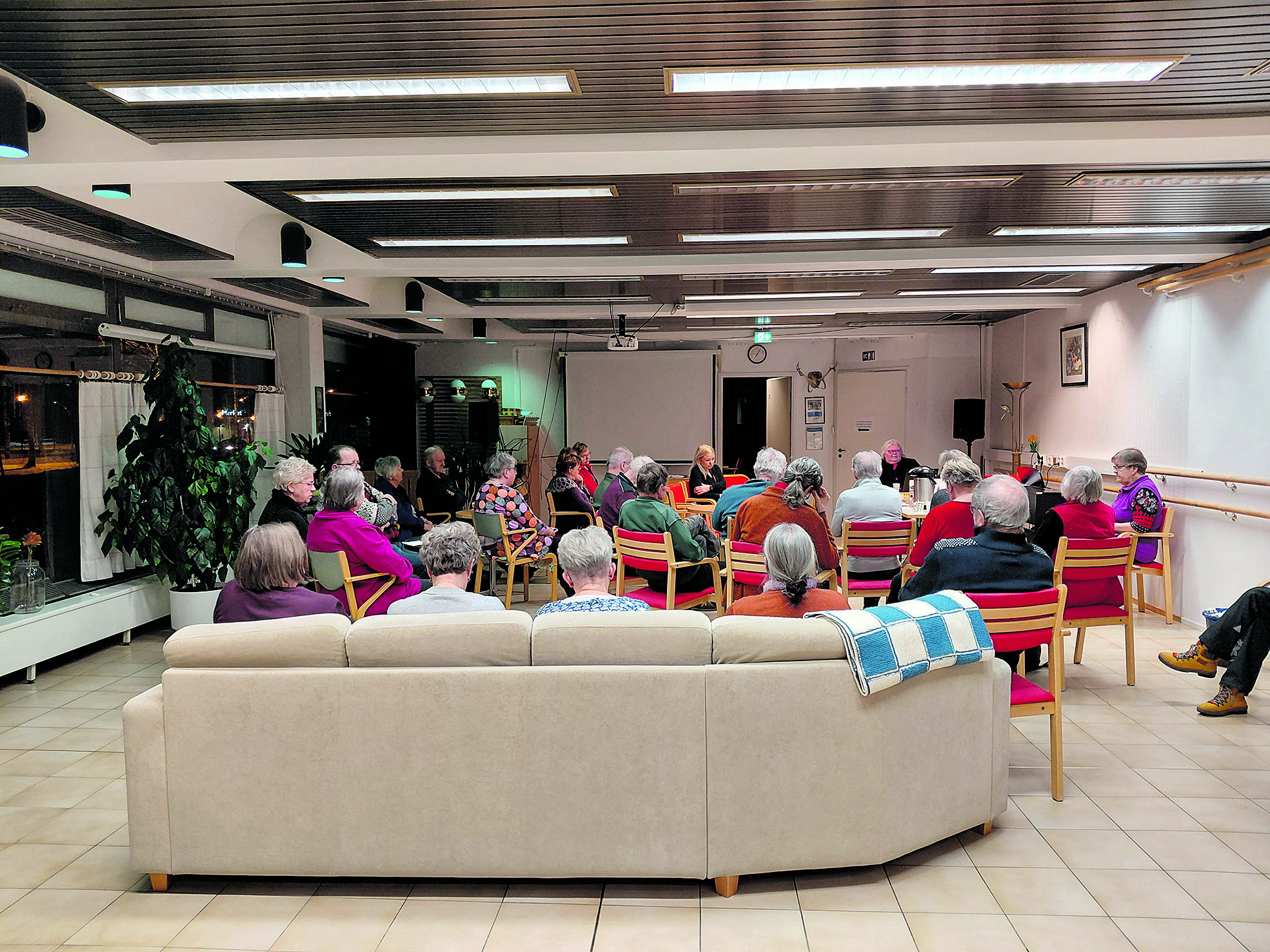 Ellinkulman kuluvan vuoden ensimmäinen perinneilta oli kuin vanhan ajan nuotiopiiri, jossa kuunneltiin hiljaa keskittyen tarinoita.