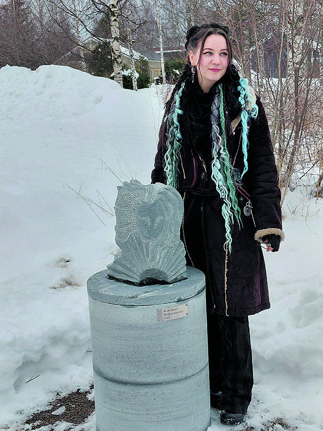 Joensuulaisen veistäjän Minna Rautiaisen veistos Aurinkoni on Hedwigin Helmen edessä. Rautiainen on myös alun perin puunveistäjä.
 
