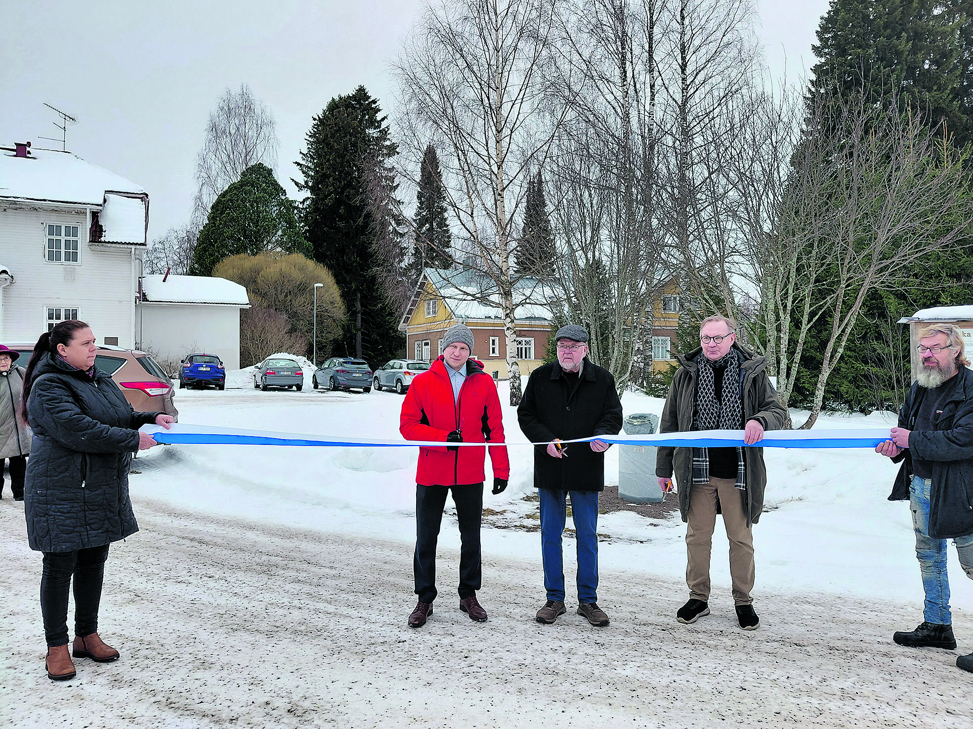 Leikattavaa nauhaa pitelivät veistäjä Heli Salo ja veistäjä Jukka Nykänen. Nauhan leikkasivat kunnanjohtaja Henri Tanskanen, Ellin Taitajista Matti Tuominen ja Veistospromenadin ohjausryhmän puheenjohtaja Raimo Moilanen.  
 

