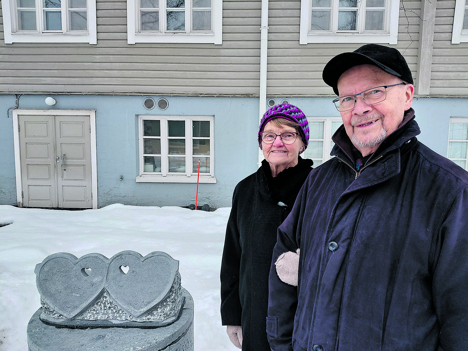 60 vuotta naimisissa olleet Liisa ja Ossi Willman Kontiolahdelta tulivat katsomaan veistoksia Veistospromenadille Puu-Juukaan.
 

 
  

 

