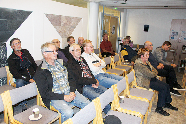 Illan yleisö koostui lähinnä retkeilyalueen naapureina asuvista polvelalaisista sekä alueen tarjoamista mahdollisuuksista kiinnostuneista matkailuyrittäjistä.
