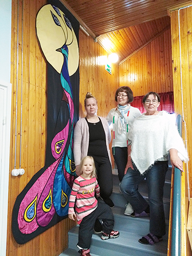 Taitokartanossa toimivat yrittäjät ovat huolissaan tulevaisuudestaan. Yrittäjistä kuvassa Lea Saarimaa (oik.), Helena Elsinen ja Elina Kiuru Ilona-tyttärensä kanssa. Kuva Kaija Mattila.