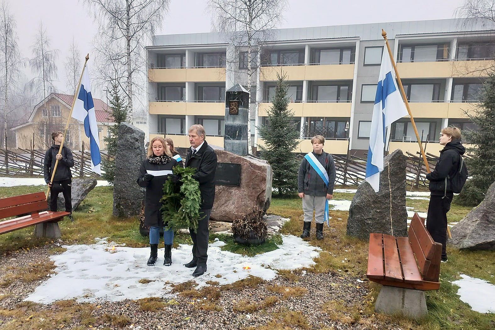 Talvisodan muistopäivä. Annika Tolvanen ja Hannu Päivinen laskivat seppeleen oppilaiden toimiessa kunnia- ja lippuvartiossa. 