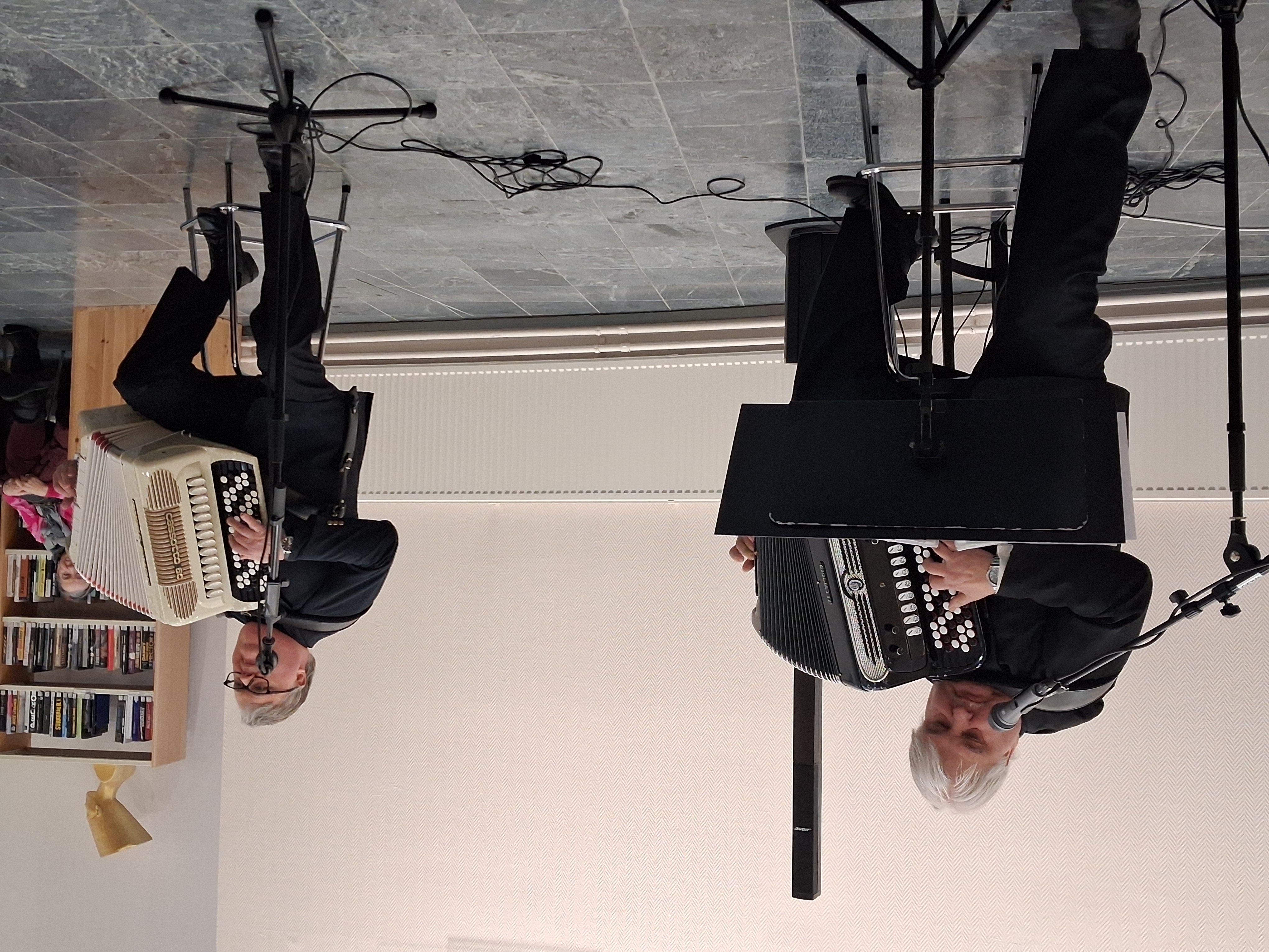 Veljekset Arto ja Mika Tarkkonen täyttivät vuosia viime vuoden joulukuussa ja pitivät juhliensa kunniaksi konsertin kirjastolla.