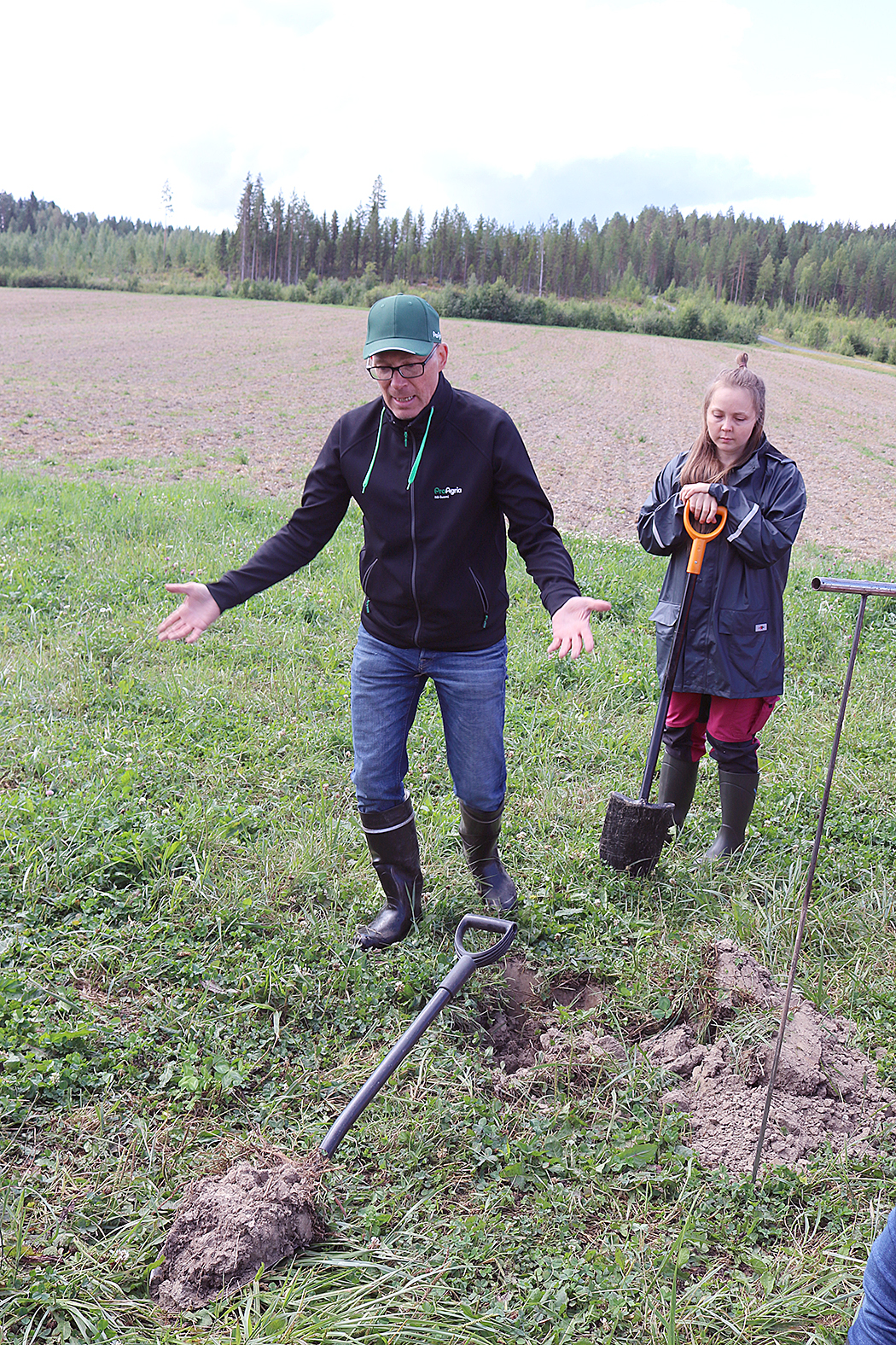 Perinteinen lapiotesti on ProAgrian neuvojien Jari Huikurin ja Tiina Polon mukaan edelleen paras tapa tutkia pellon kasvukuntoa.