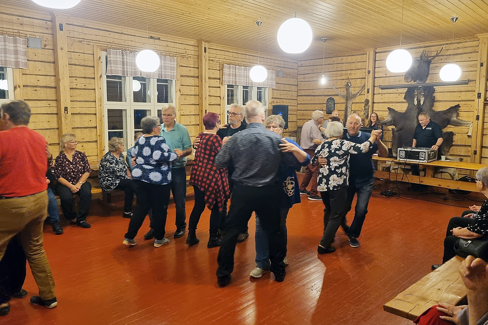 Laulajien vauhdittamat tanssiparit panivat Tervahovin lattiat koetukselle.