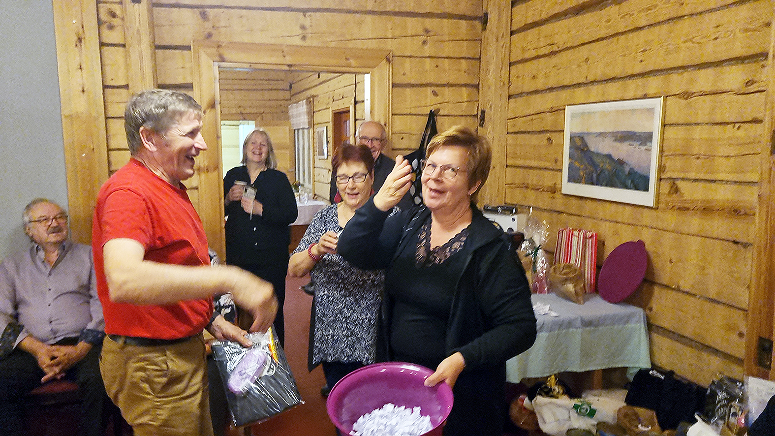 Matti Kainulainen iloitsee arpajaisvoitostaan.  Onnettarina Ulla Hoffren ja Annikki Räsänen (kesk.) 

