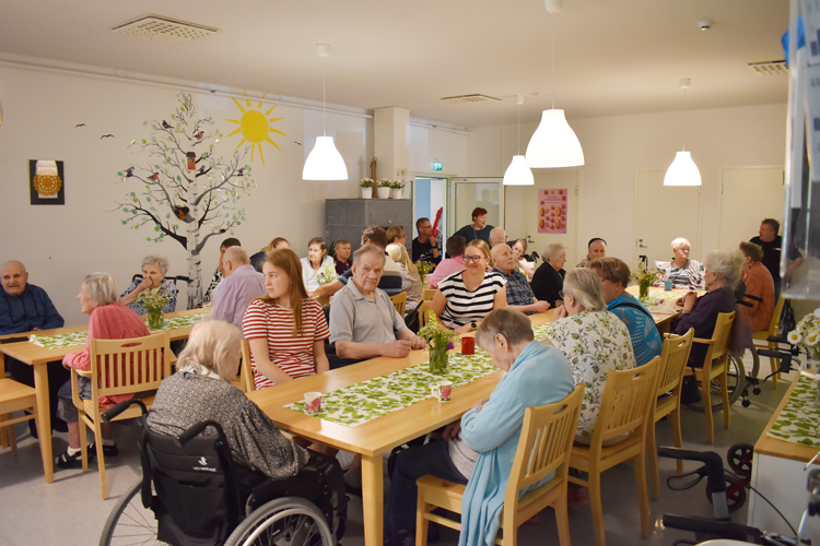 Hoivakoti Tetrituvan kesäjuhlasta muotoutui hyväntuulisen puheensorinan värittämä tapahtuma.
