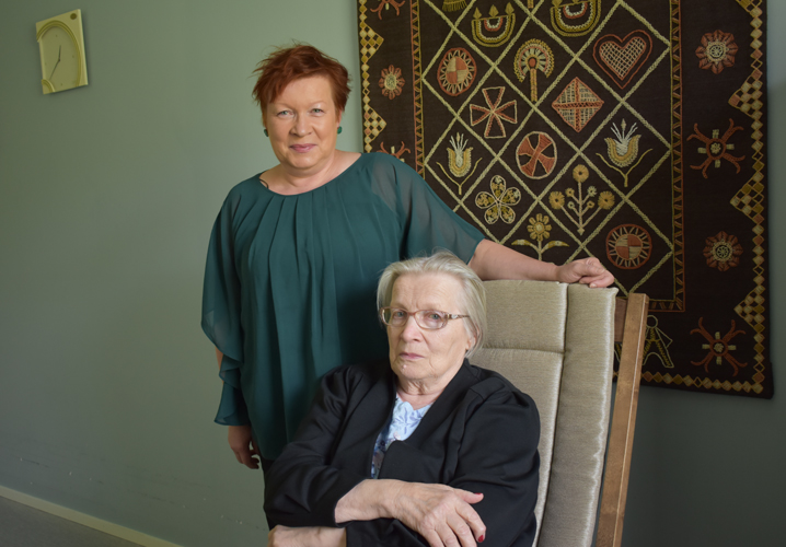 Riitta Ruokolainen vietti kesäjuhlassa aikaa äitinsä Elli Kukkosen kanssa. Juhlan puolivälin tienoilla Ruokolainen siirtyi hoitajan tehtäviin.