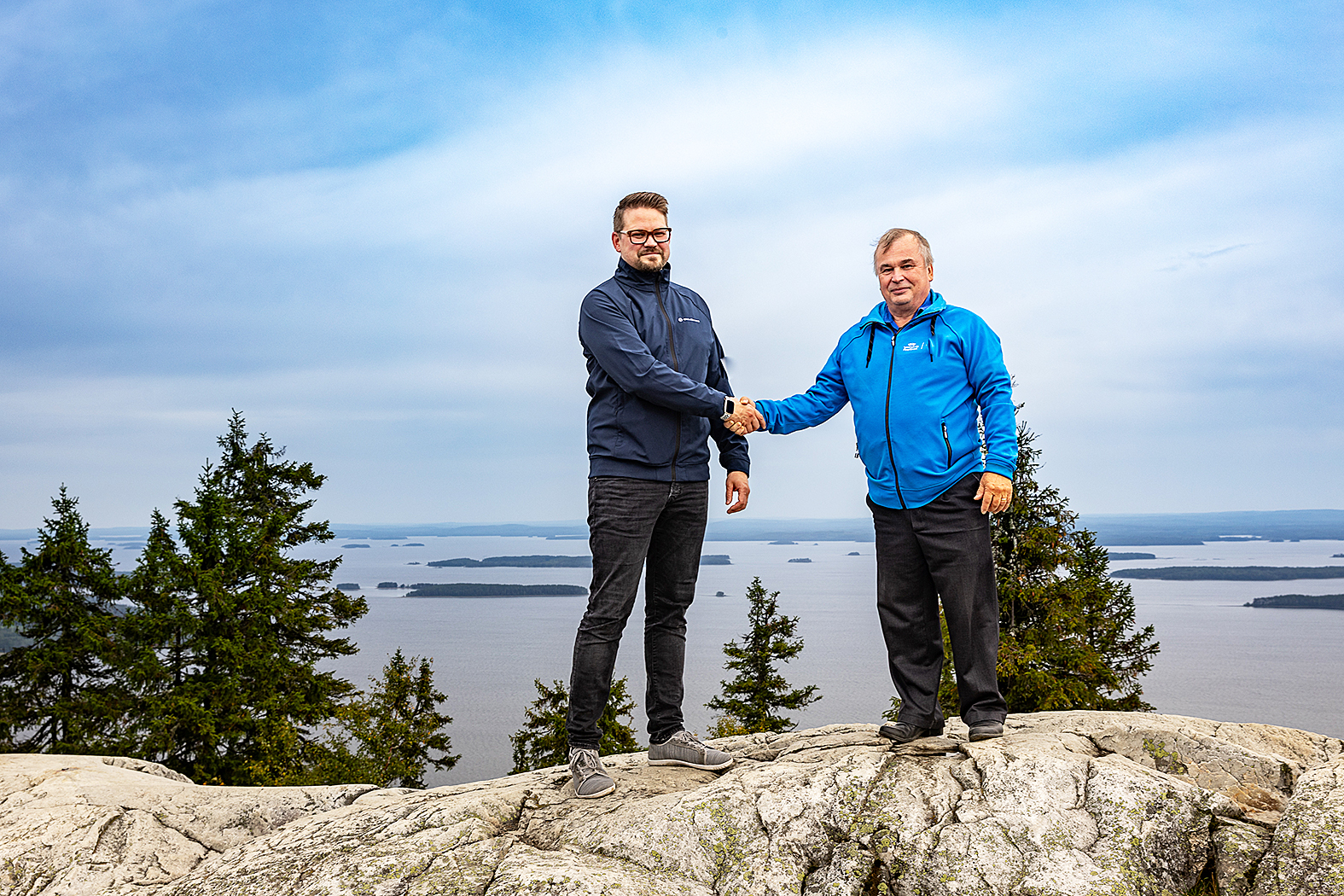 GlobalConnect vahvistaa kaupan ansiosta läsnäoloaan Itä-Suomessa ja samalla yhtiön verkko laajenee myös Kolin kansallismaisemiin. Kolin maisemissa Pielisen tietoverkko-osuuskunnan hallituksen puheenjohtaja Jyrki Nevalainen (oik.) ja GlobalConnectin toiminnan laajentamisesta Suomessa vastaava johtaja Miika Utoslahti. Kuva Arto Hiltunen/Eräs Studio
