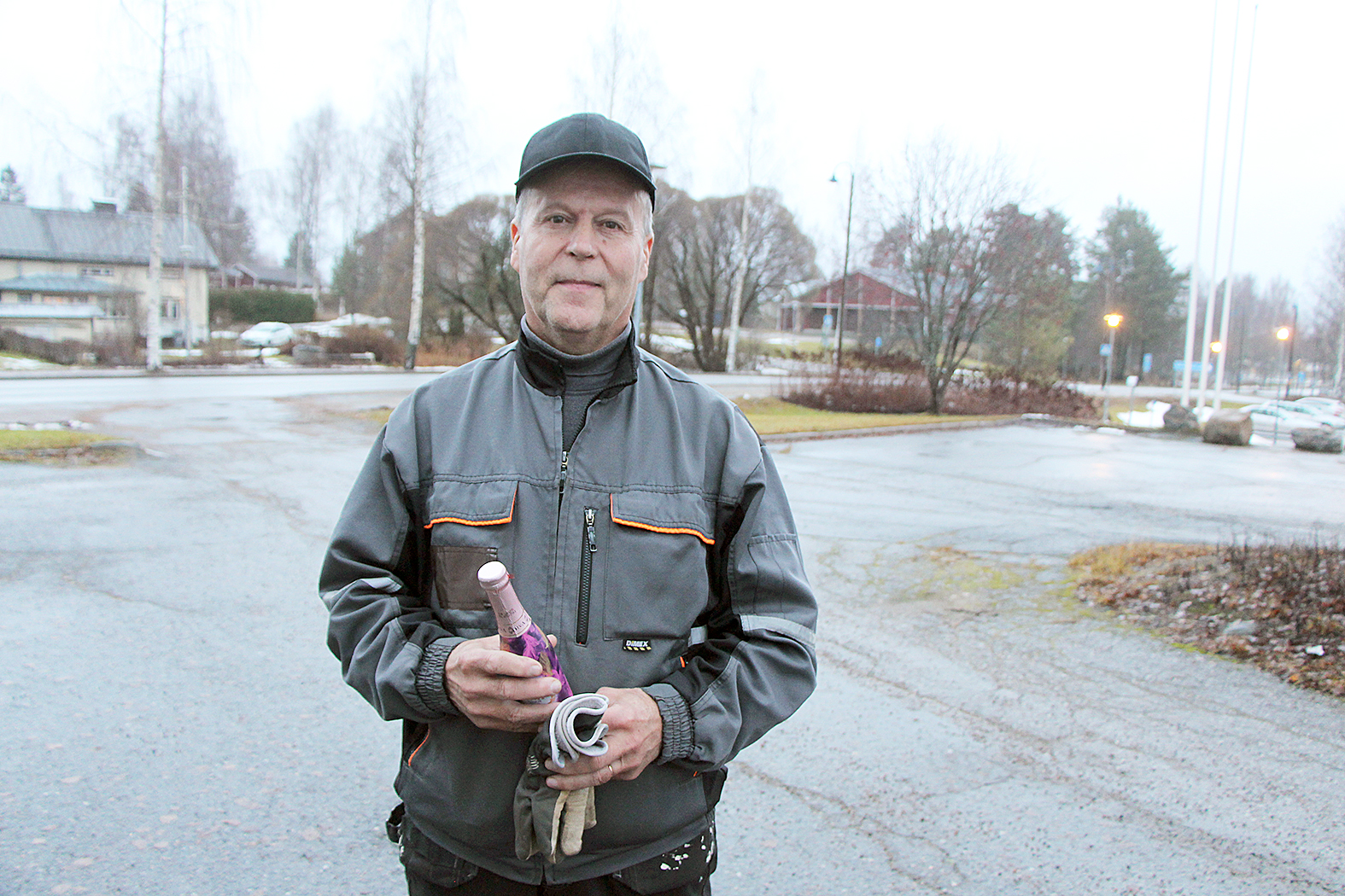 Eläkkeelle jäänyt Timo Pirinen sai vielä läksiäisten jälkeen kylällä vastaan tulleelta asiakkaaltaan muistoksi kuohuviinipullon.