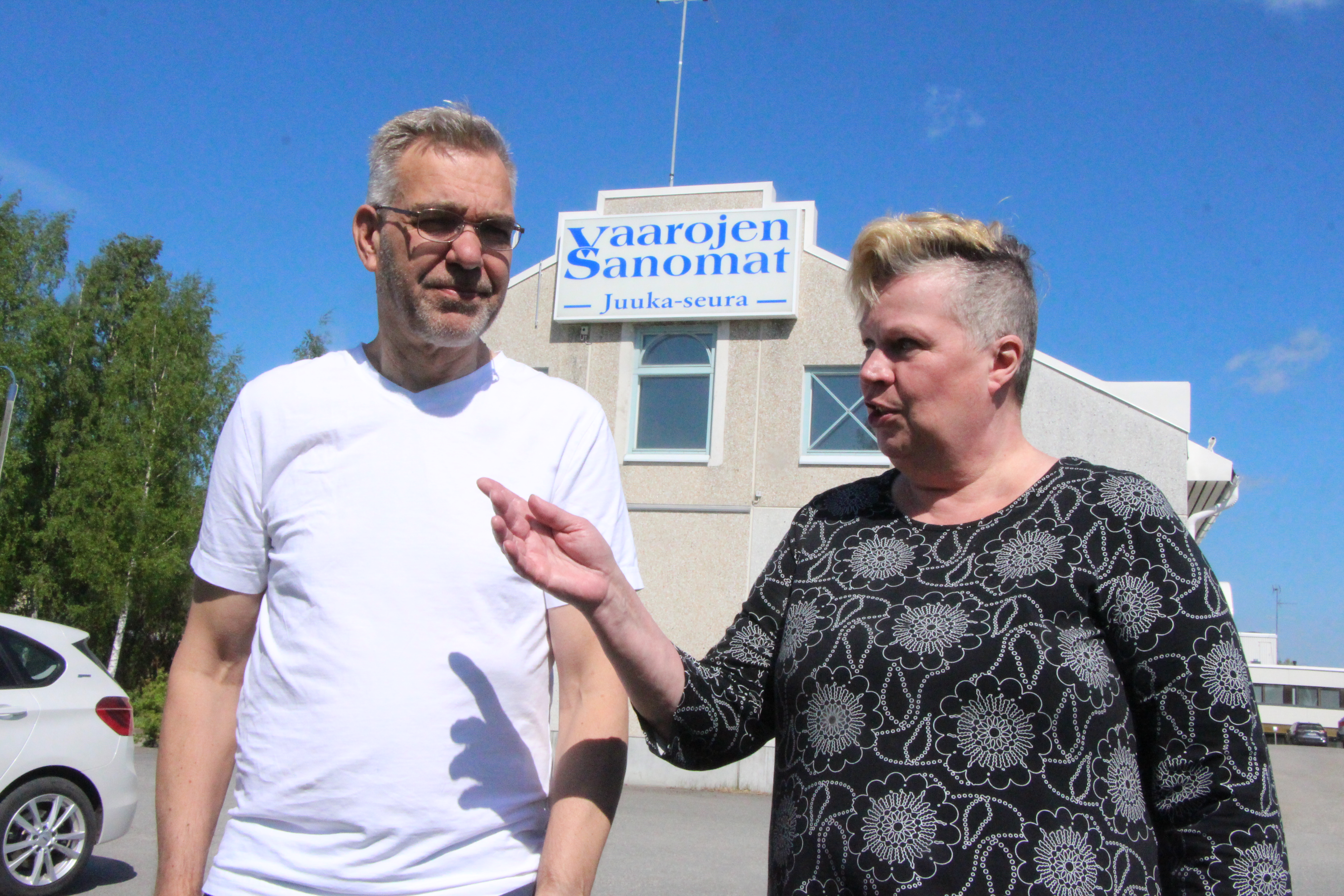 Vaarojen Sanomat. Kai Iiskola ja Tuija Brax uskovat Vaarojen Sanomien tulevaisuuteen.