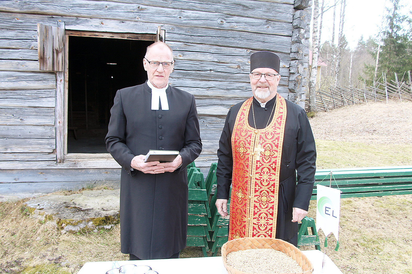 Touon siunasivat Jorma Hoppa (vas.) ja Sulo Naakka.
