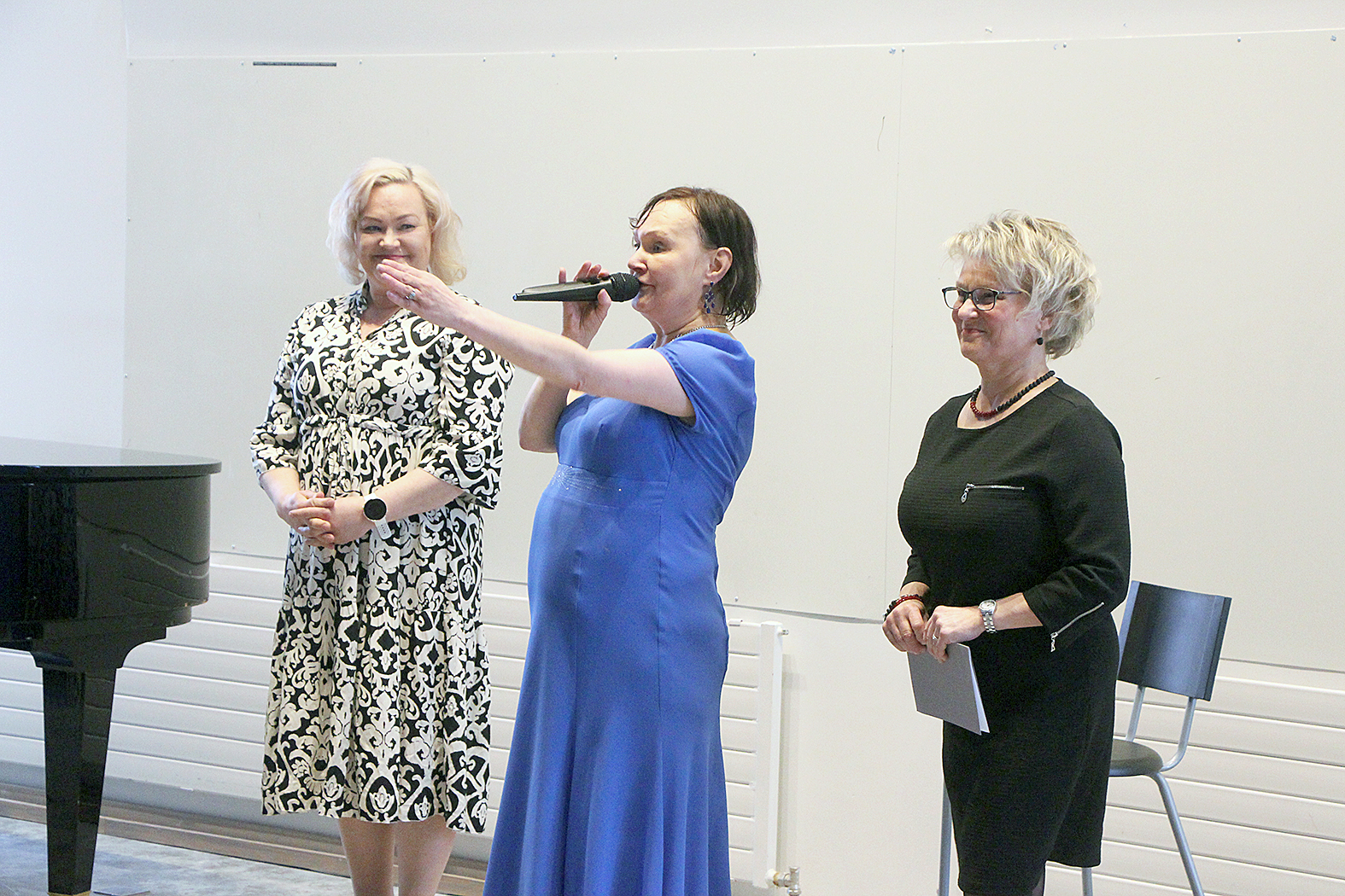 Tuija Kuirin (kesk.) konsertissa säestäjänä toimi Tiina Könttä (vas.) ja juontajana Anne Hamunen. 