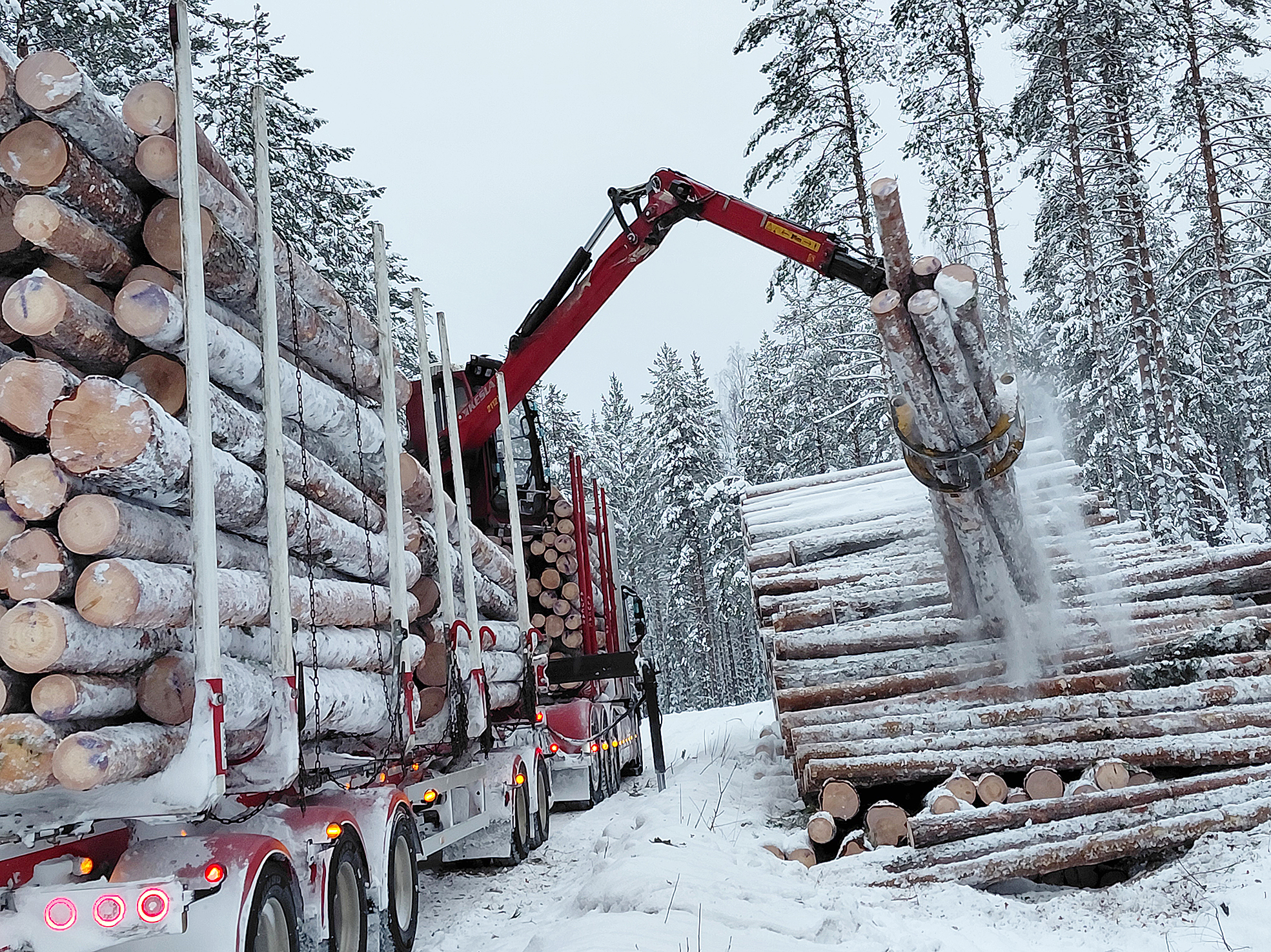 Kouran ja nosturin välissä on vaaka, joka laskee automaattisesti, kuinka paljon kuormaa tulee.