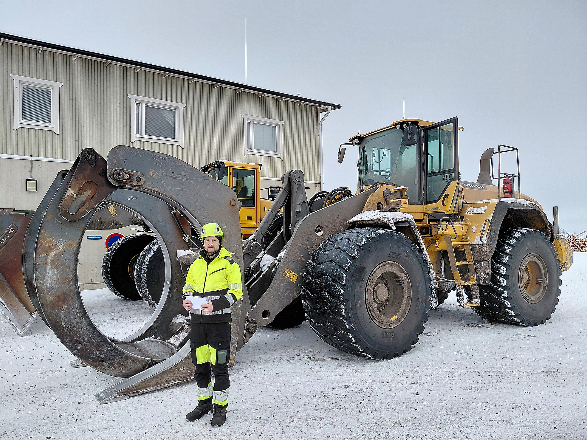 Nurmeksessa Binderholzin sahalla valtava kahmari tyhjentää kuudella haukkaisulla Gröhnin kuorman.