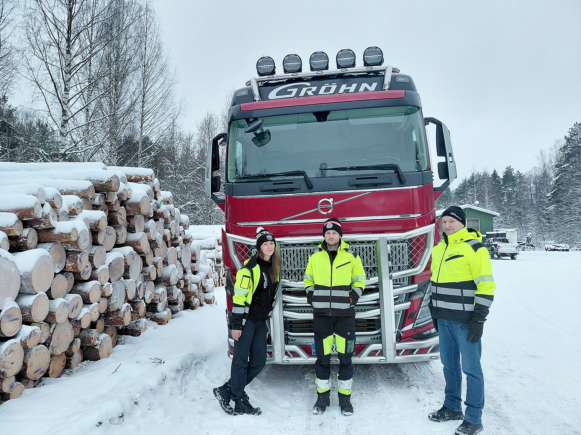 Joni Gröhnin avovaimo Marita Tiensuu, toimitusjohtaja Joni Gröhn ja hallituksen puheenjohtaja Kari Gröhn yrityksen auton edessä. Tällä porukalla pöllit saavat kyytiä Valtimolta Hammaslahteen ja vaikka Ilomatsiin.