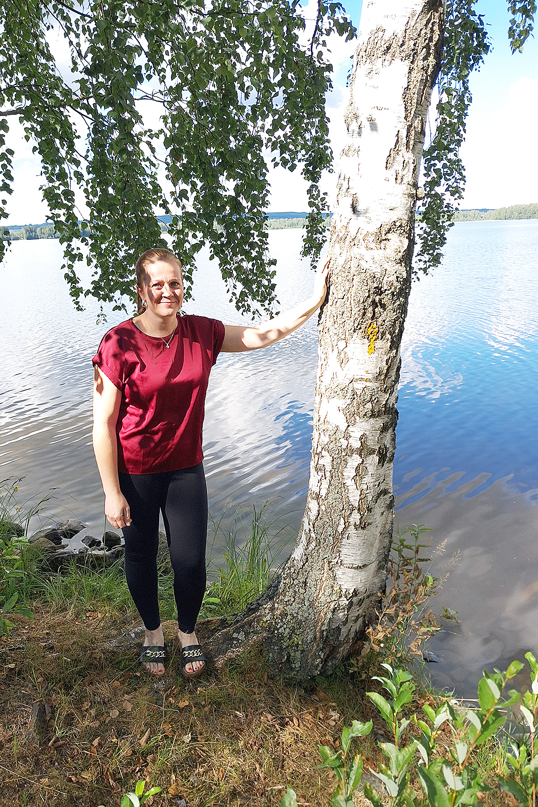 Uimisesta pitävä Milla Kärkkäinen toivoo, että hän saisi paljon kyläläisiä mukaan Hiekkaniemen rannan kunnostukseen.