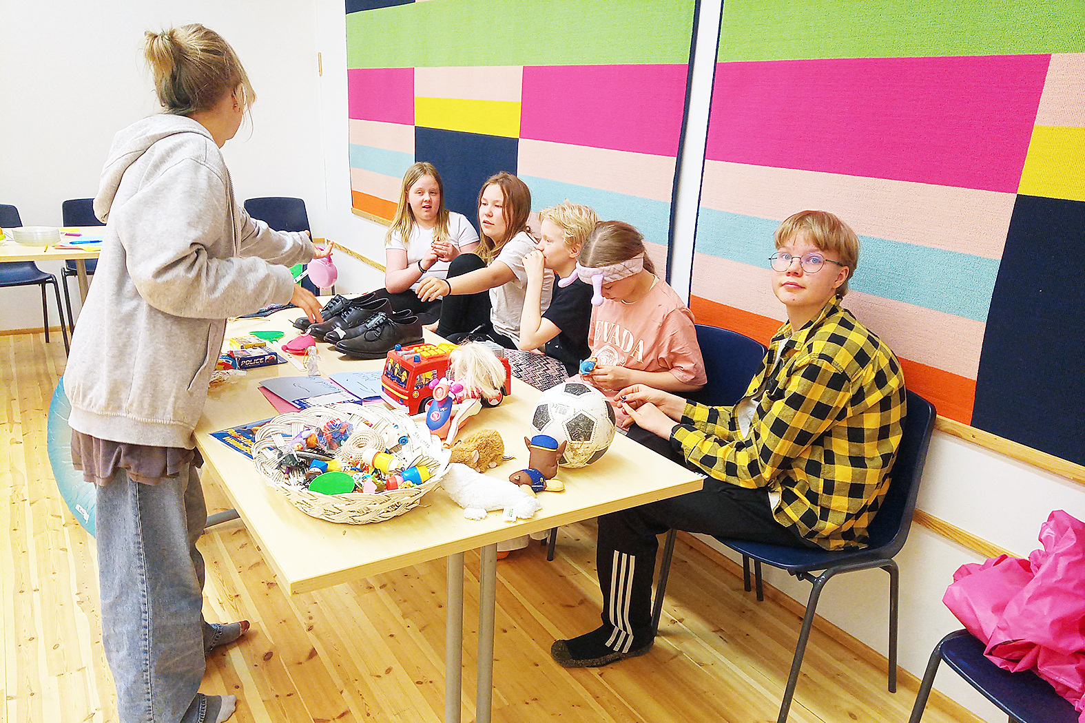 Tuopanjoen markkinoilla Tuopanjoki-Ahmovaaran Neliskerholla oli lelujenvaihto pöytä.