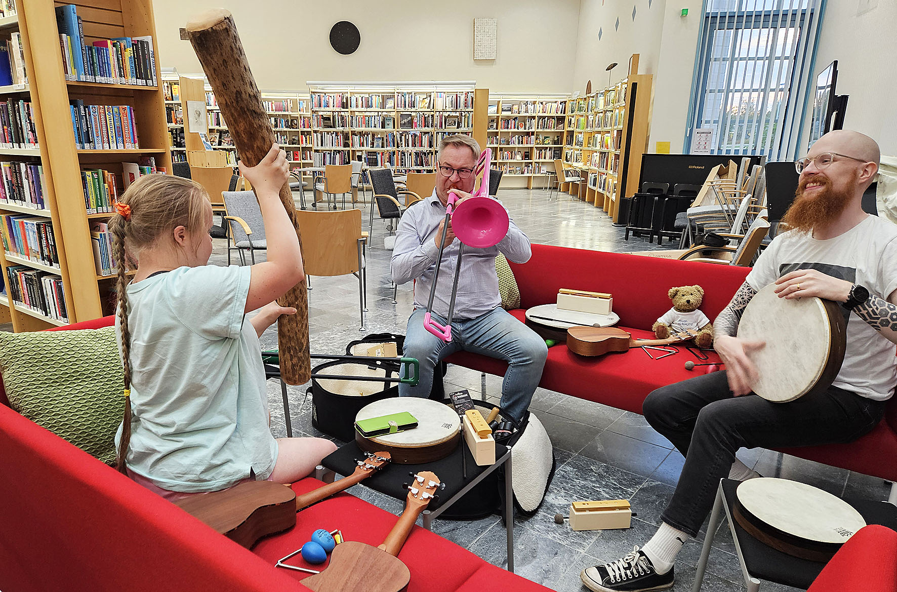 

Tuubakimalaisen johdolla valmistui tarina ja siihen musiikki. Selma Heikkinen soittaa sadekeppiä, Harri puhaltaa pasuunaan ja Casper käyttää kehärumpua. 

 

