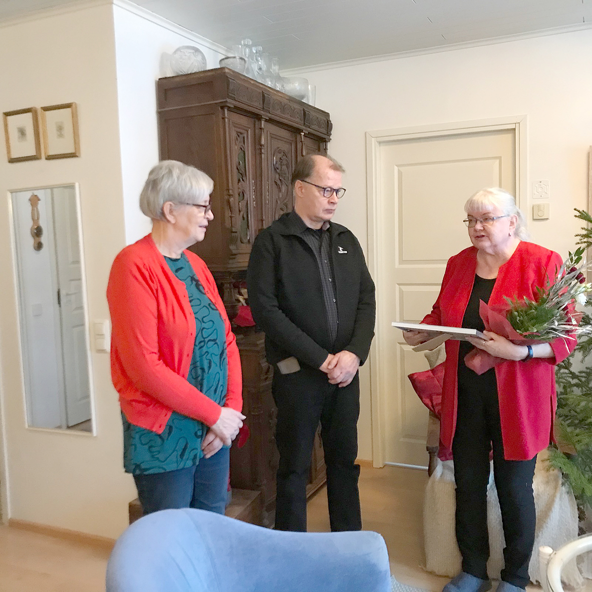 Tuula Ikonen-Graafmans vastaanotti LC Juuan Sisupalkinnon. Tunnustuksena kunniakirjan luovuttivat presidentti Heimo Lehikoinen ja sihteeri Pirjo Halonen. Kuva: Jan Graafmans.