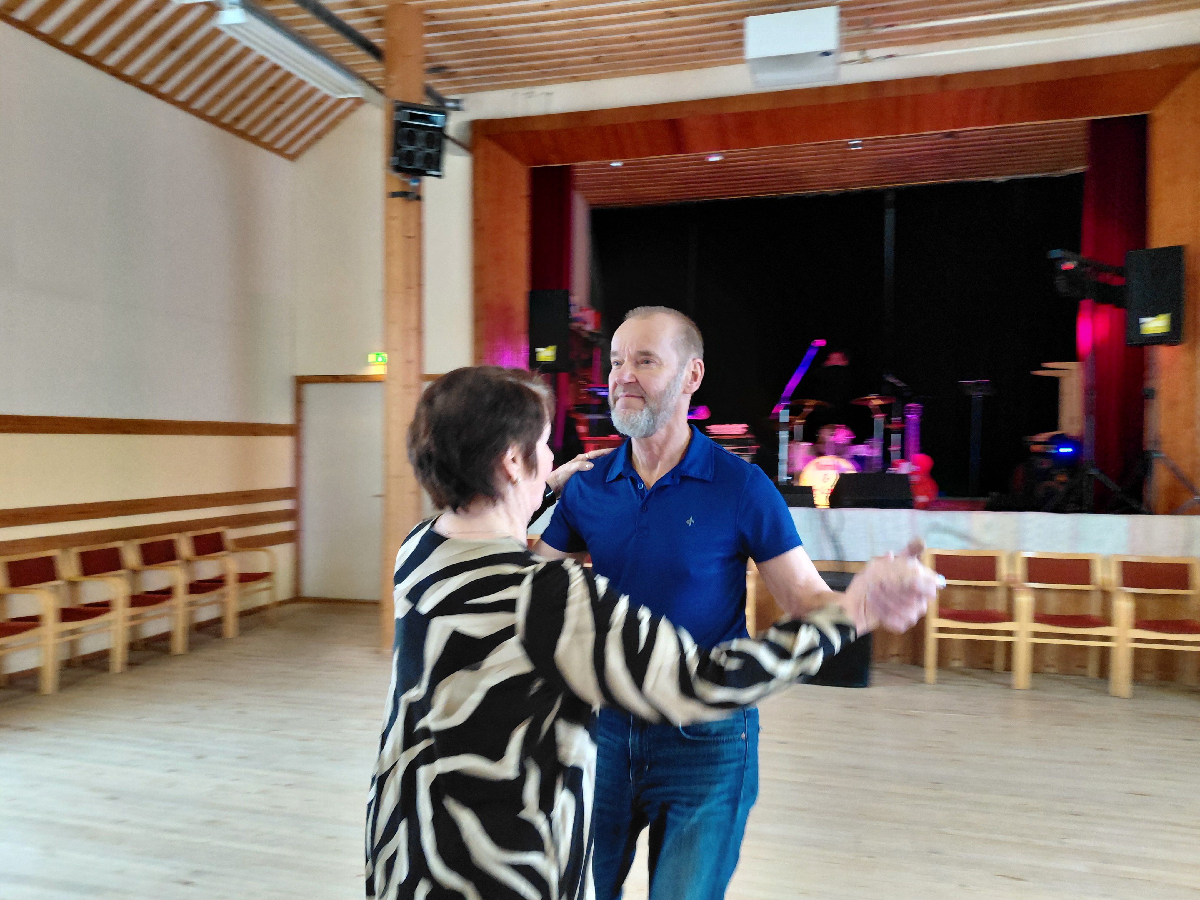 Tanssituttavat Kari Kuokkanen ja Sinikka Voutilainen aloittivat tanssimisen jo ennen orkesterin saapumista.

