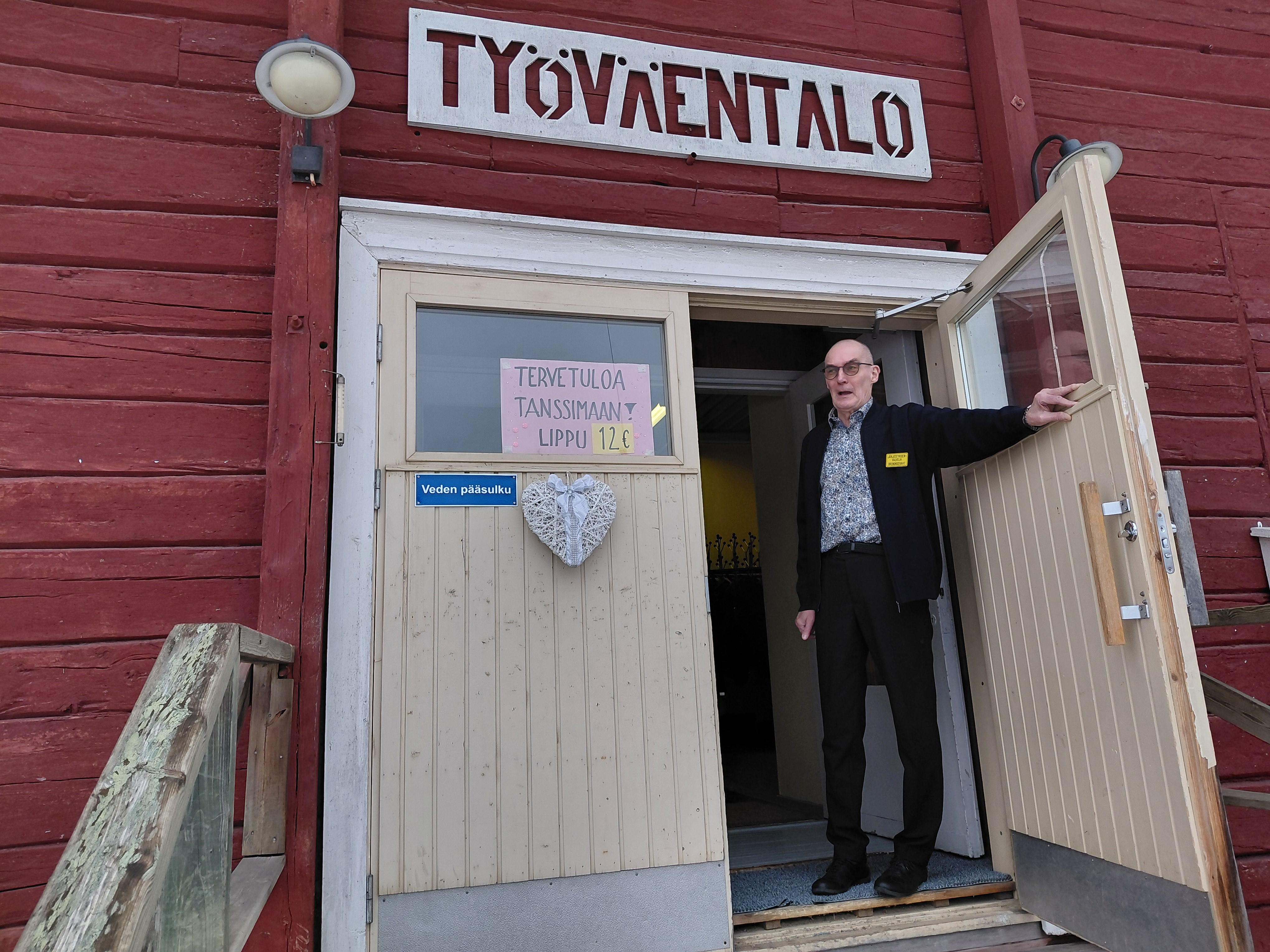 Työväentalon ovella Jarmo Vepsäläinen toivotti tervetulleeksi.

