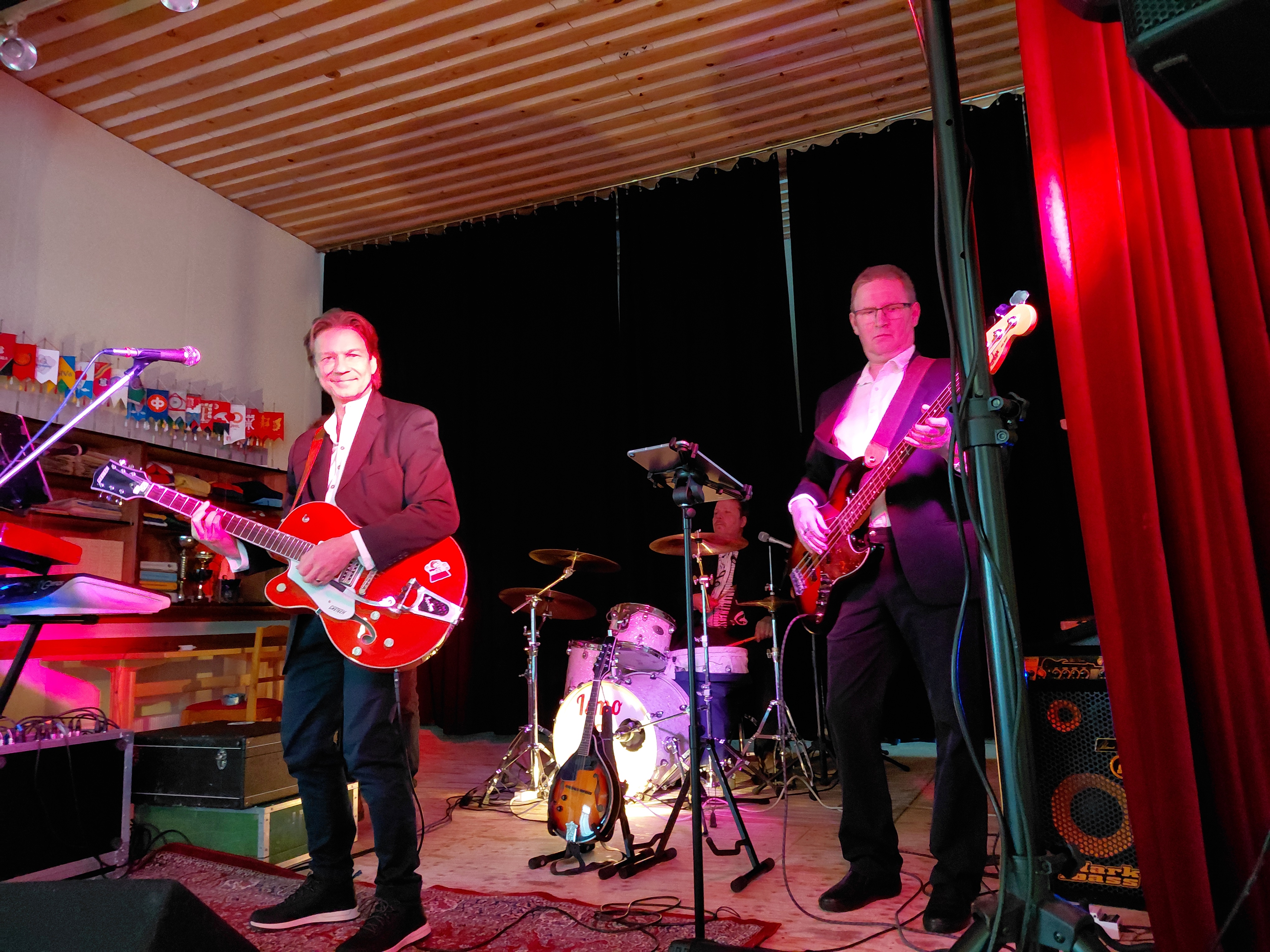 Musiikista vastasi Ismo Pentikäinen ja Pelipojat-orkesteri.

