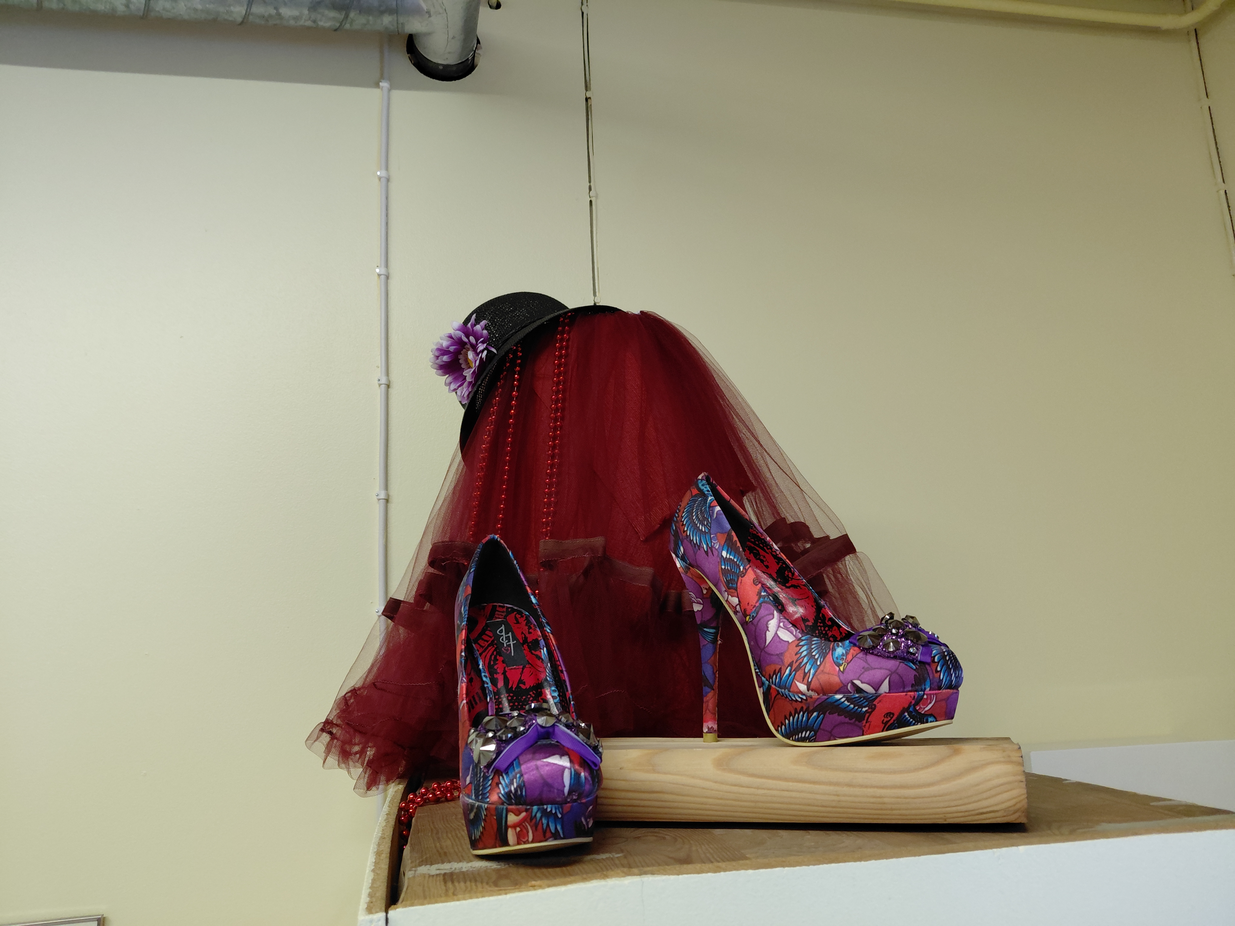 Työväentalon kahvilan hyllyn päälle oli jäänyt tanssikengät.