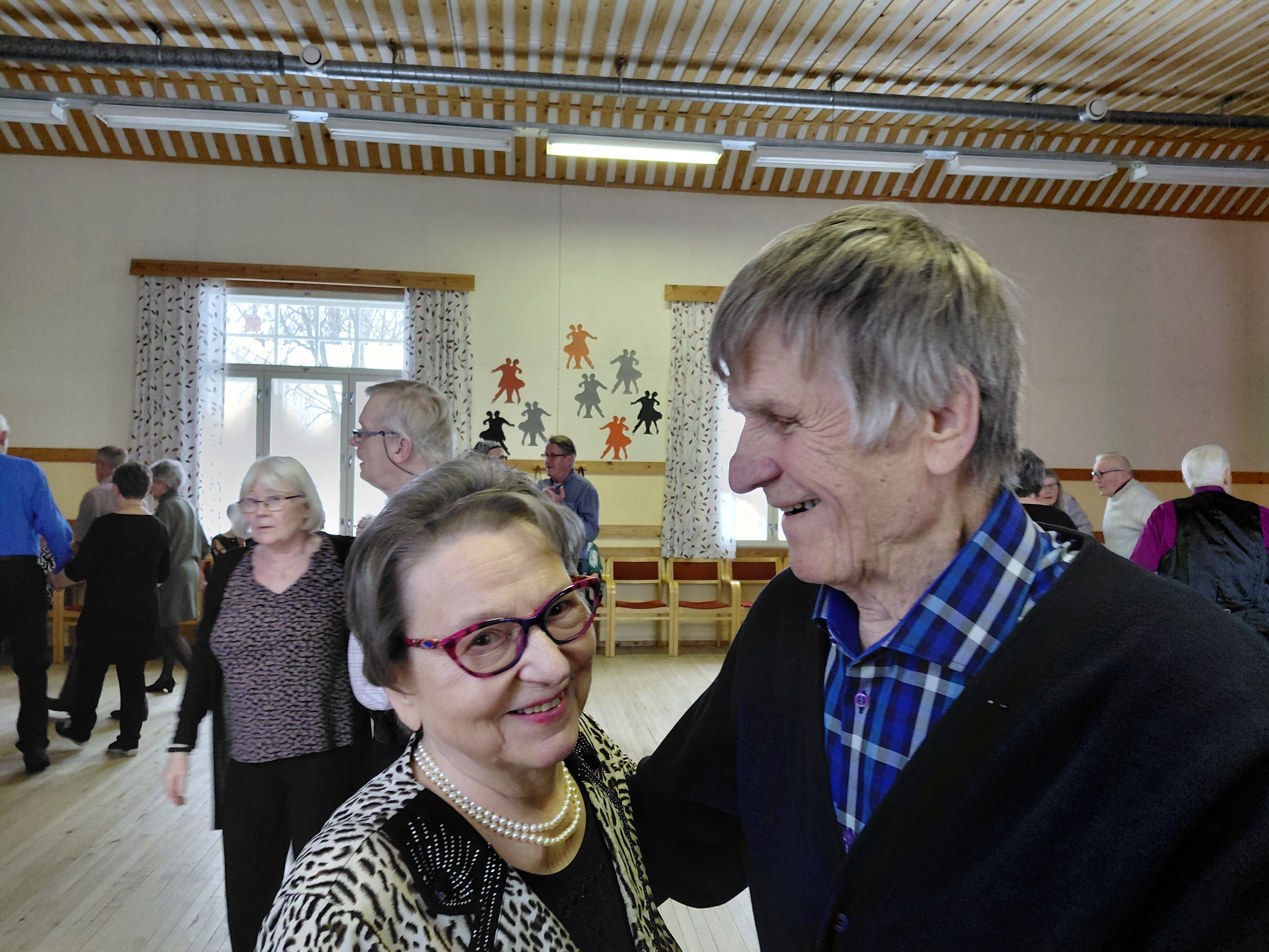 Eila Kolehmainen ja Esko Hämelahti Outokummusta tanssivat paljon.

