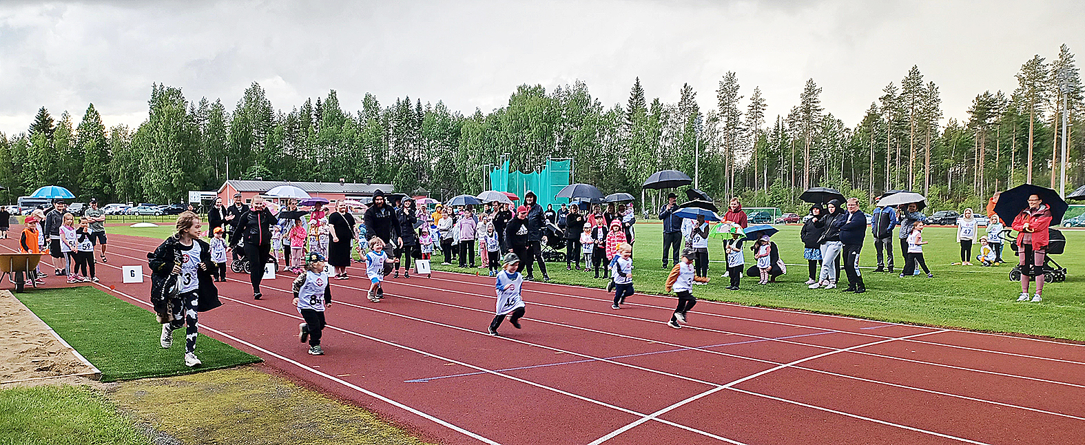Lasten urheilukisat Ilvolankosken kentällä vuosi sitten.