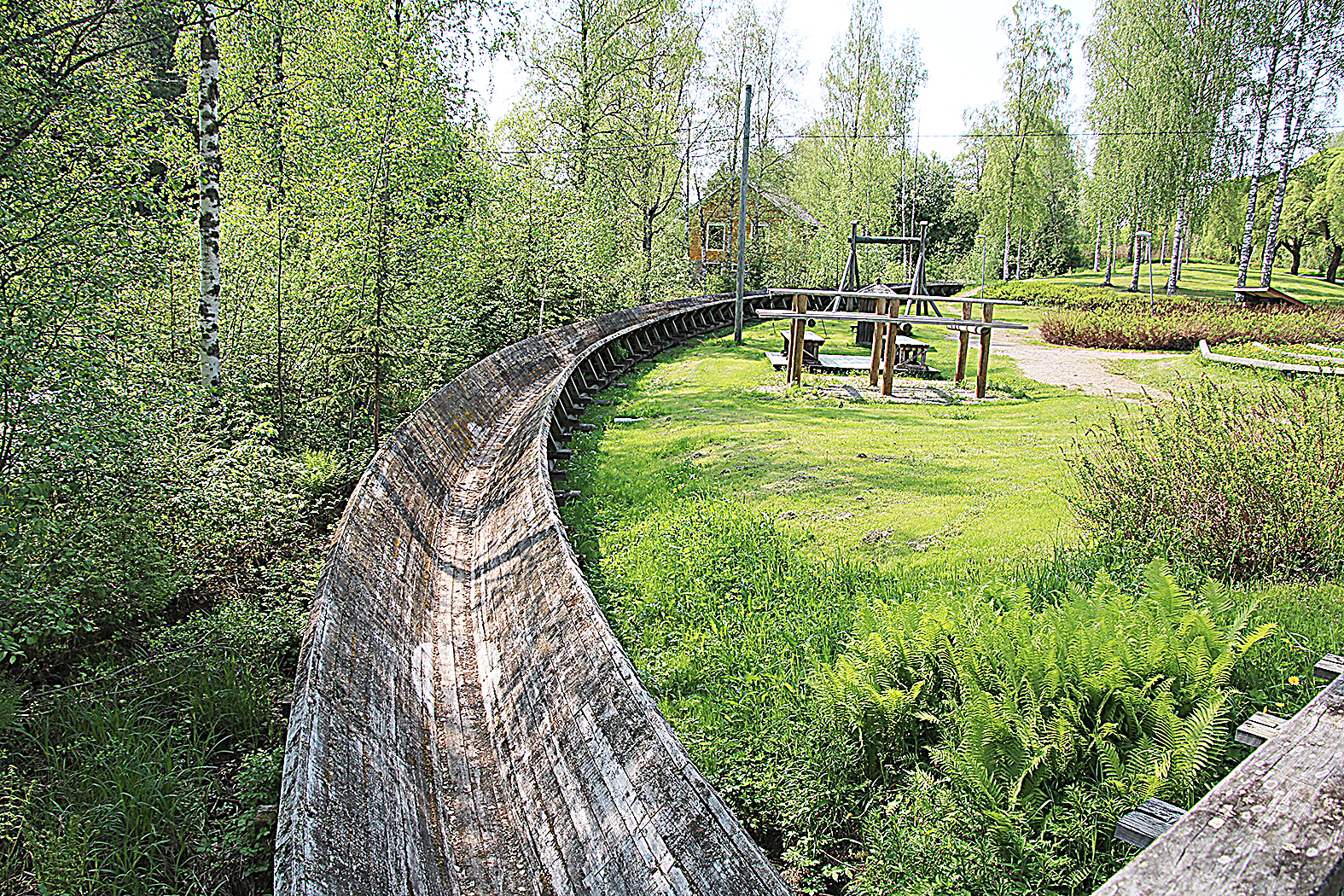 Myllymuseon uittoränni on melkein 200 metriä pitkä. Taustalla keltainen myllyrakennus.