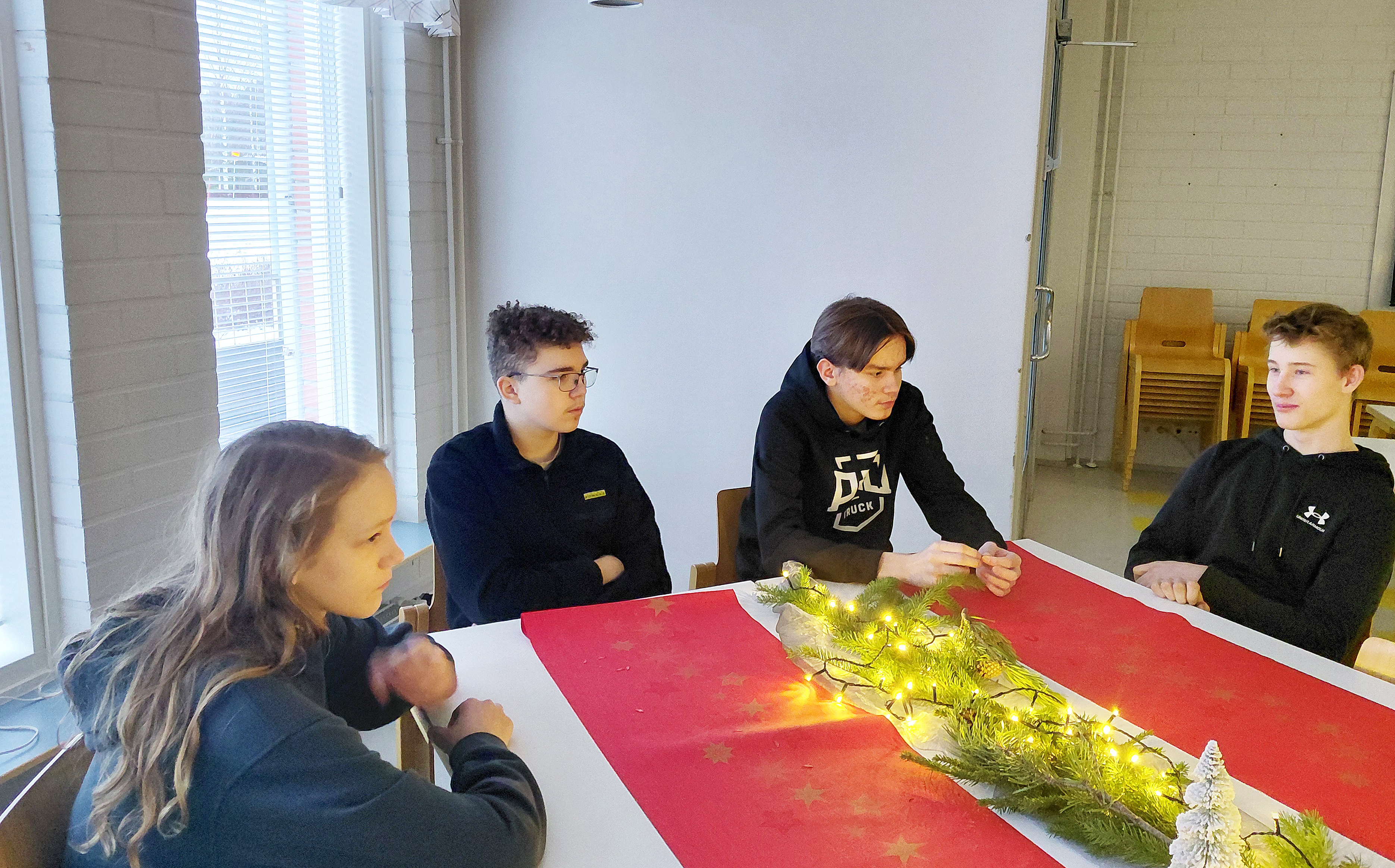 

Ysiluokkalaiset 15-vuotiaat Lauri Ämmälä Santeri Huttunen Otto Rinkinen ja Aapo Ryynänen eivät todellakaan valvo yhteen saakka, ainakaan kouluviikolla.



