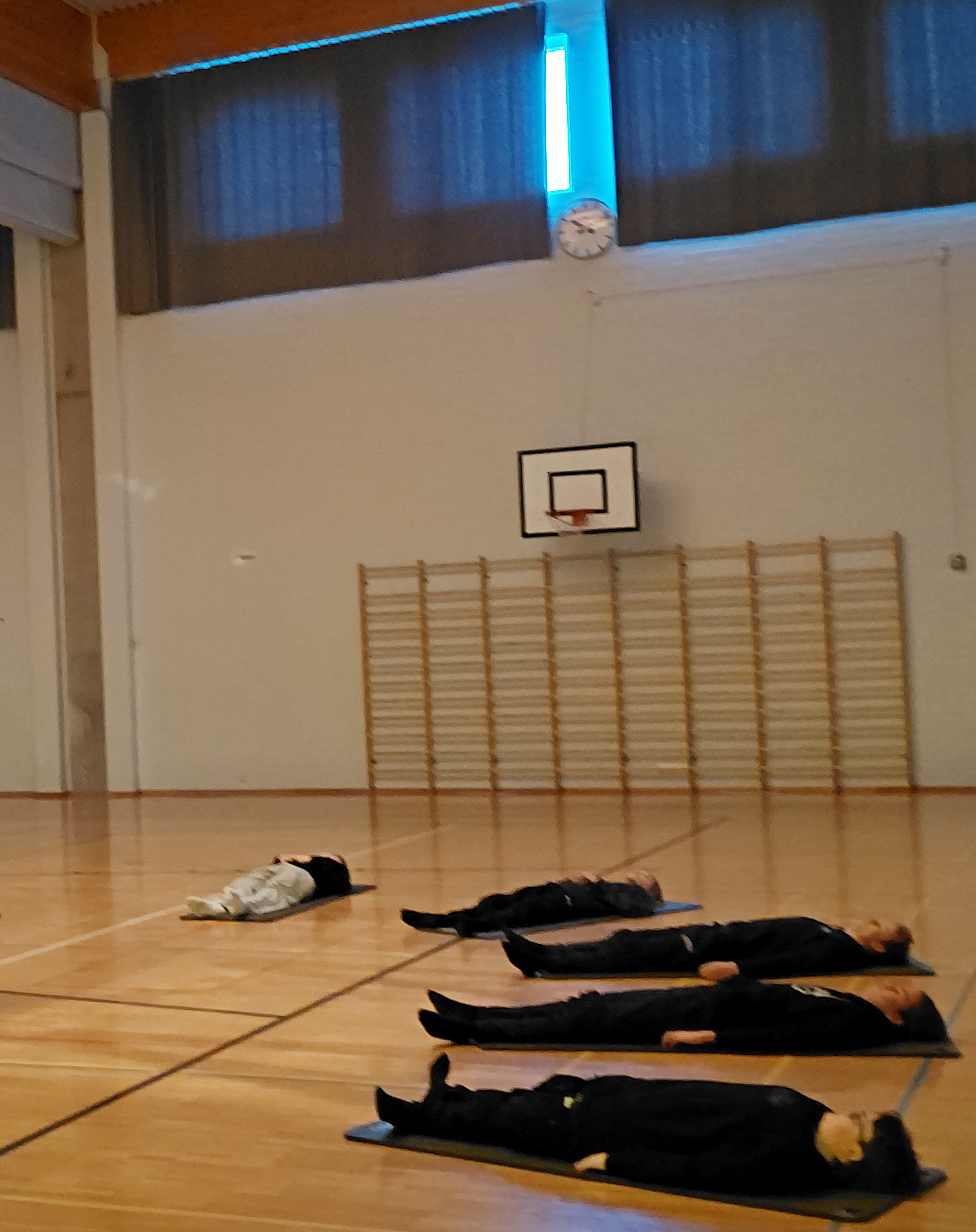 Liikunnanohjaaja Ari Erkkilä puheli rauhallisesti pikarentoutuksen ysiluokkalaisryhmälle. Kaikki ryhmän oppilaat olivat sattumalta pukeutuneet mustiin torstaina.

