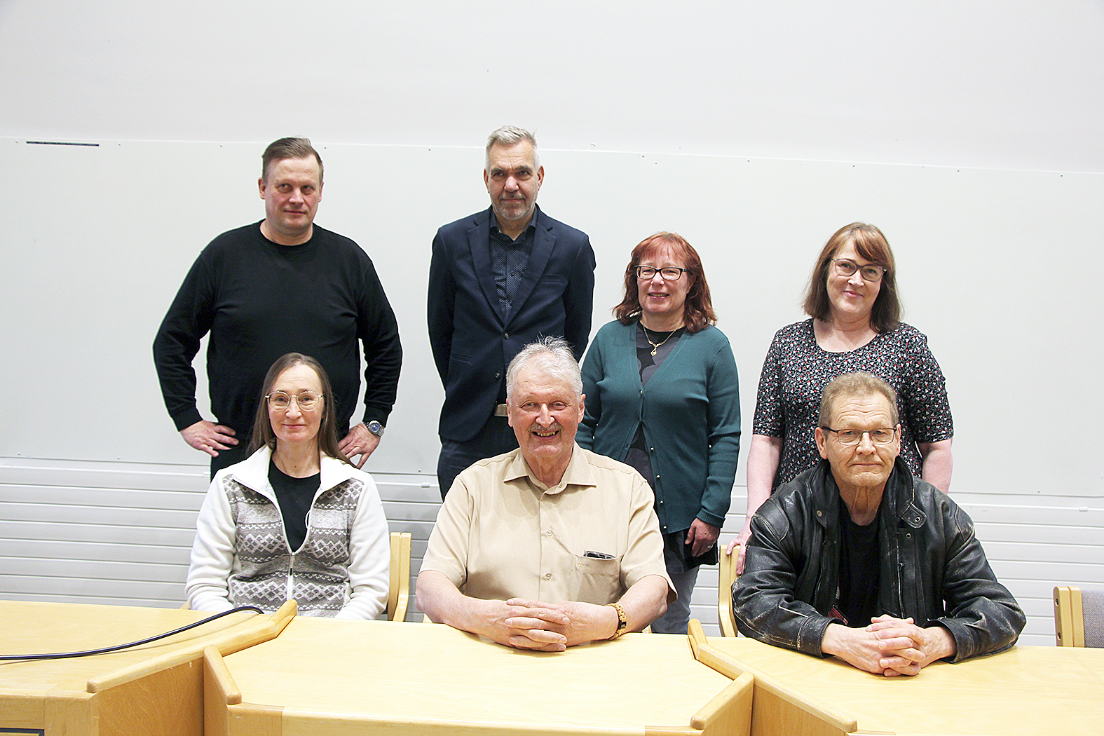 Juuan kunnanhallituksessa seuraavat kaksi vuotta valtaa käyttävät Eija Martikainen (edessä vas.), Ari Koivuselkä ja Sakari Timonen sekä Kimmo Hiltunen (takana vas.) Kai Iiskola, Liisa Vattulainen ja Iina Aaltonen. 