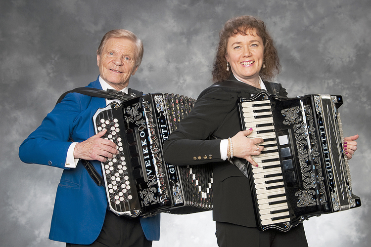 Veikko Ahvenainen ja Carina Nordlund konsertoivat 18.7. Juuassa.