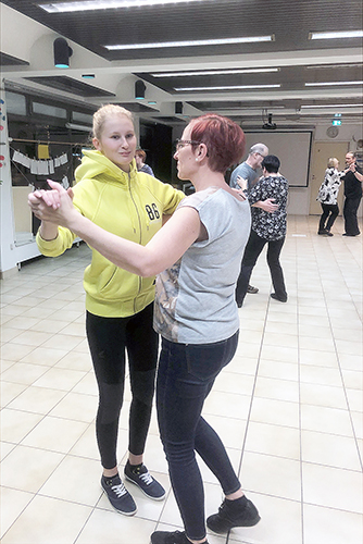 Jonna Miettinen (vas.) toteaa, että uuden oppiminen on ollut  tanssikurssilla mielenkiintoisinta