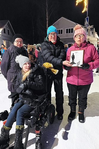 Ellin Taitajien Tuula Ikonen-Graafmans (vas.), Reetta Nenonen, Tapio Vartiainen ja Eija Meriläinen vastaanottivat Vaarojen Sanomien Antti-tunnustuksen.